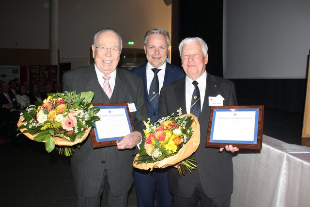 Lars Hagemeier (Mi.) ehrte Jürgen Albers (re.) und Fritz Bräuniger mit einer Urkunde und einem Blumenstrauß