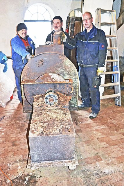 Mühlenbesitzer Helmut Blanck (Mi.) mit Peter Holste und Wilhelm Prigge (re.) an der Hammerschlagmühle