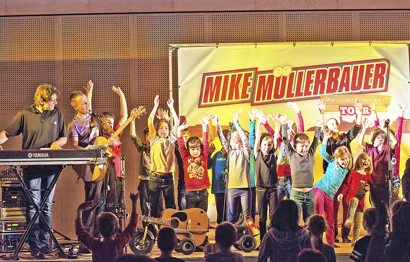 Mike Müllerbauer (2.v. li.) begeistert sein junges Publikum Foto: privat