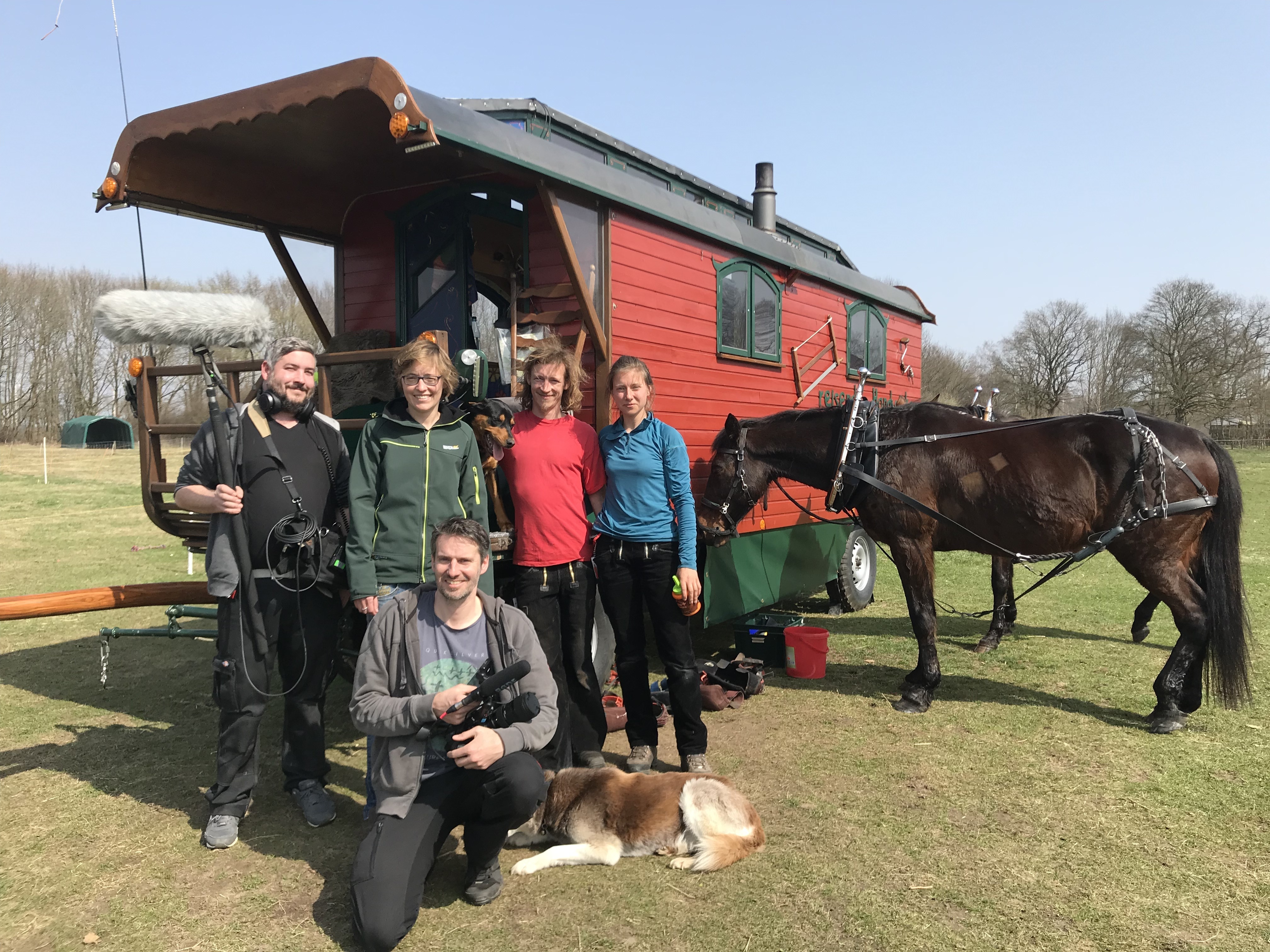 Zimmerleute und Filmteam in einer Arbeitspause: (hi., v. re.) Désiree Grebe, Nikola Ozolins, Vivien Pieper, Tonmann Michael Sladek und (vorne) Kameramann André Krüger