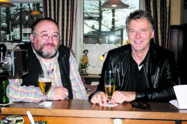 Vor dem Kneipenquiz trafen sich Kalle Hüninghake (li.) und Jörg Pilawa am Tresen zum Small Talk