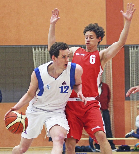 In dieser Szene schirmt der Buchholzer Lukas Weckeck (li.) den Ball vor seinem Gegenspieler Kjel-Kilian Hempel vom ETV ab