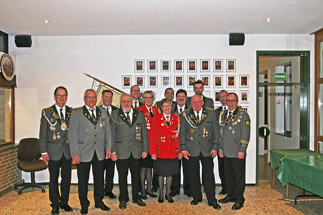 Die Geehrten (v. li.): Schützenkönig Eckhard Tute, Ralf Mädge, Hans-Heinrich Maack, Peter Lohmann, Sebastian Frahm, Karen Tute, Anette Menth, Alexander Jost, Uwe Rüter, Michael Menth, Benedikt Schuster, Oberst Dirk Hornbostel und Hans-Peter Kröger