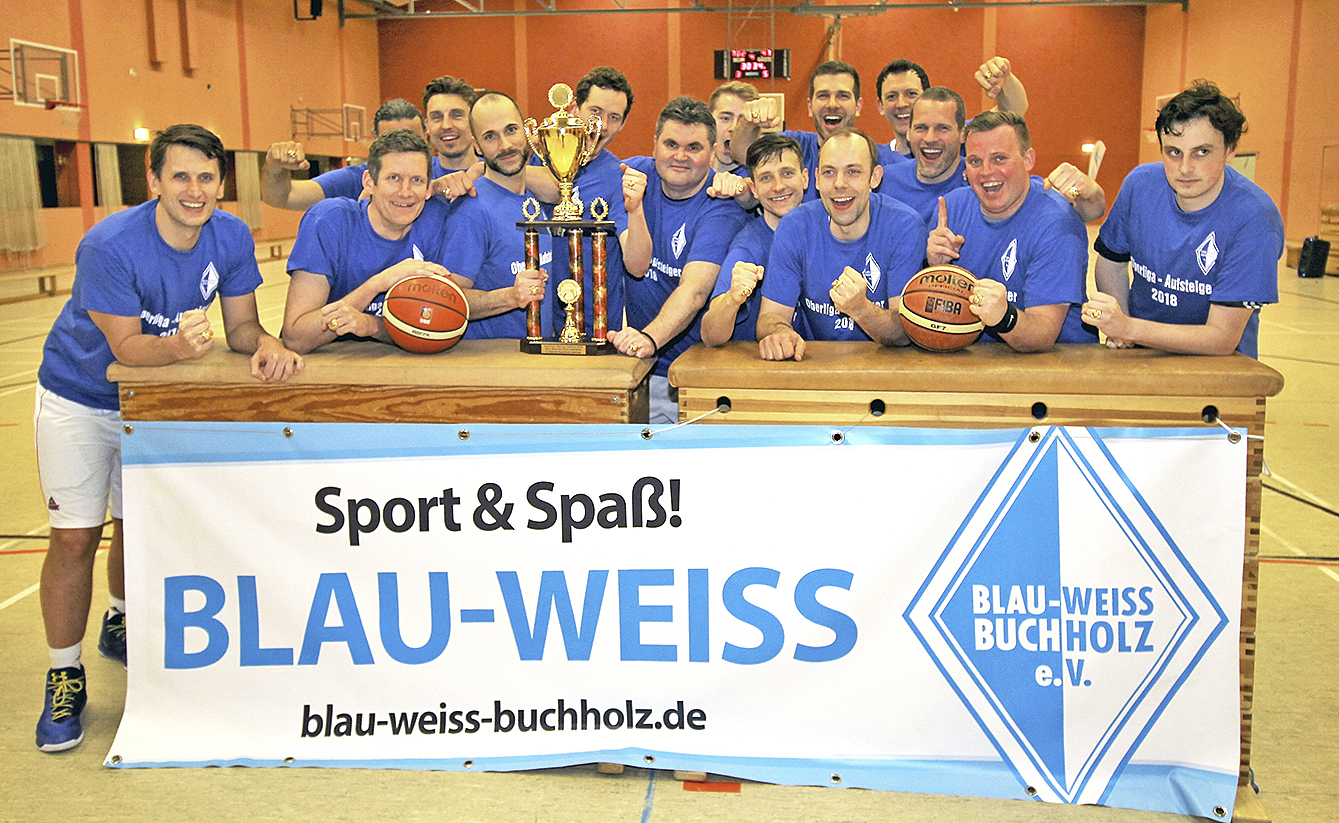 Das erfolgreiche Basketballteam der "Buchholz Wolfes" von Blau-Weiss Buchholz mit der Siegertrophäe