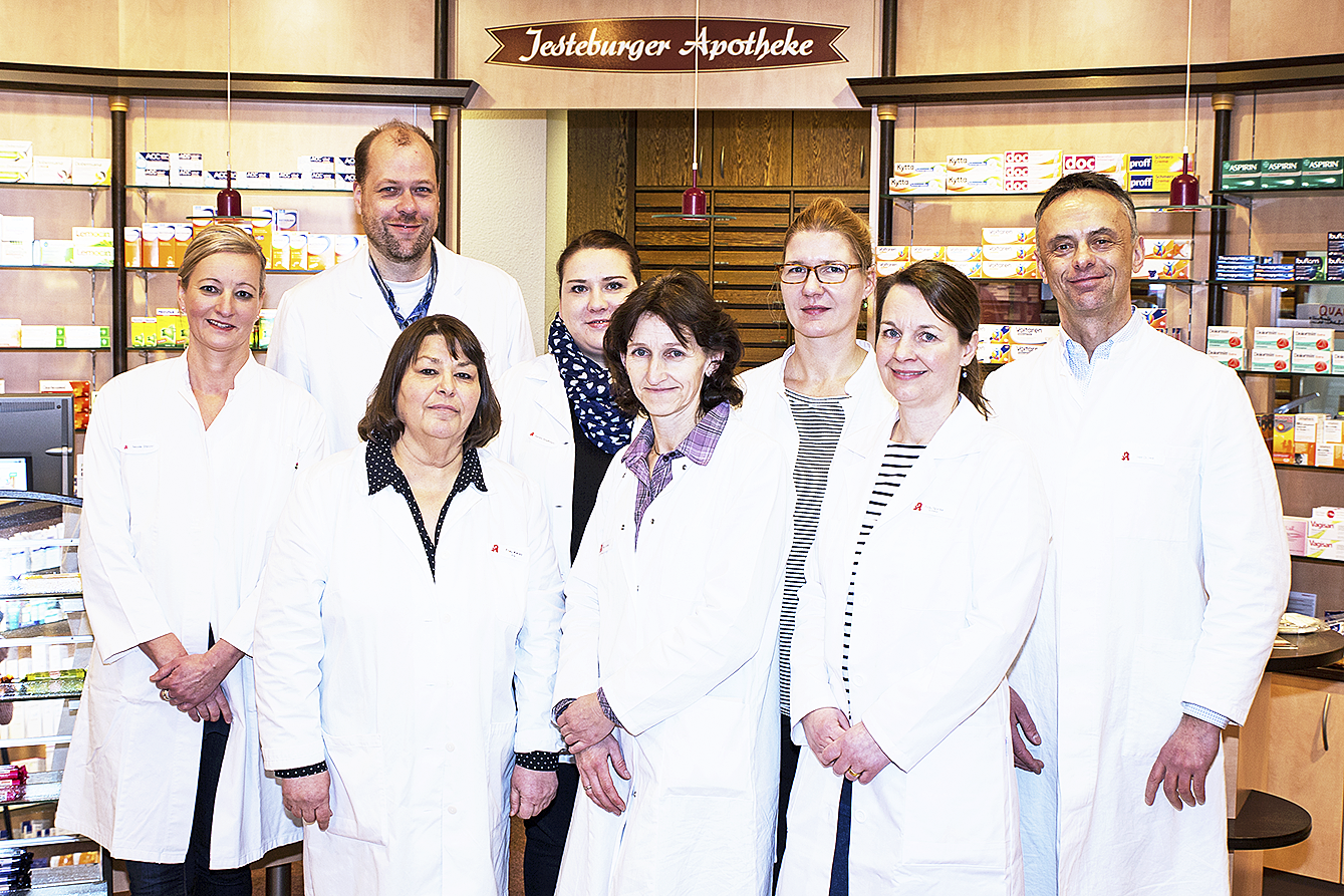 Apotheker Dr. Wolfgang Heil (re.) und das Team der Jesteburger Apotheke