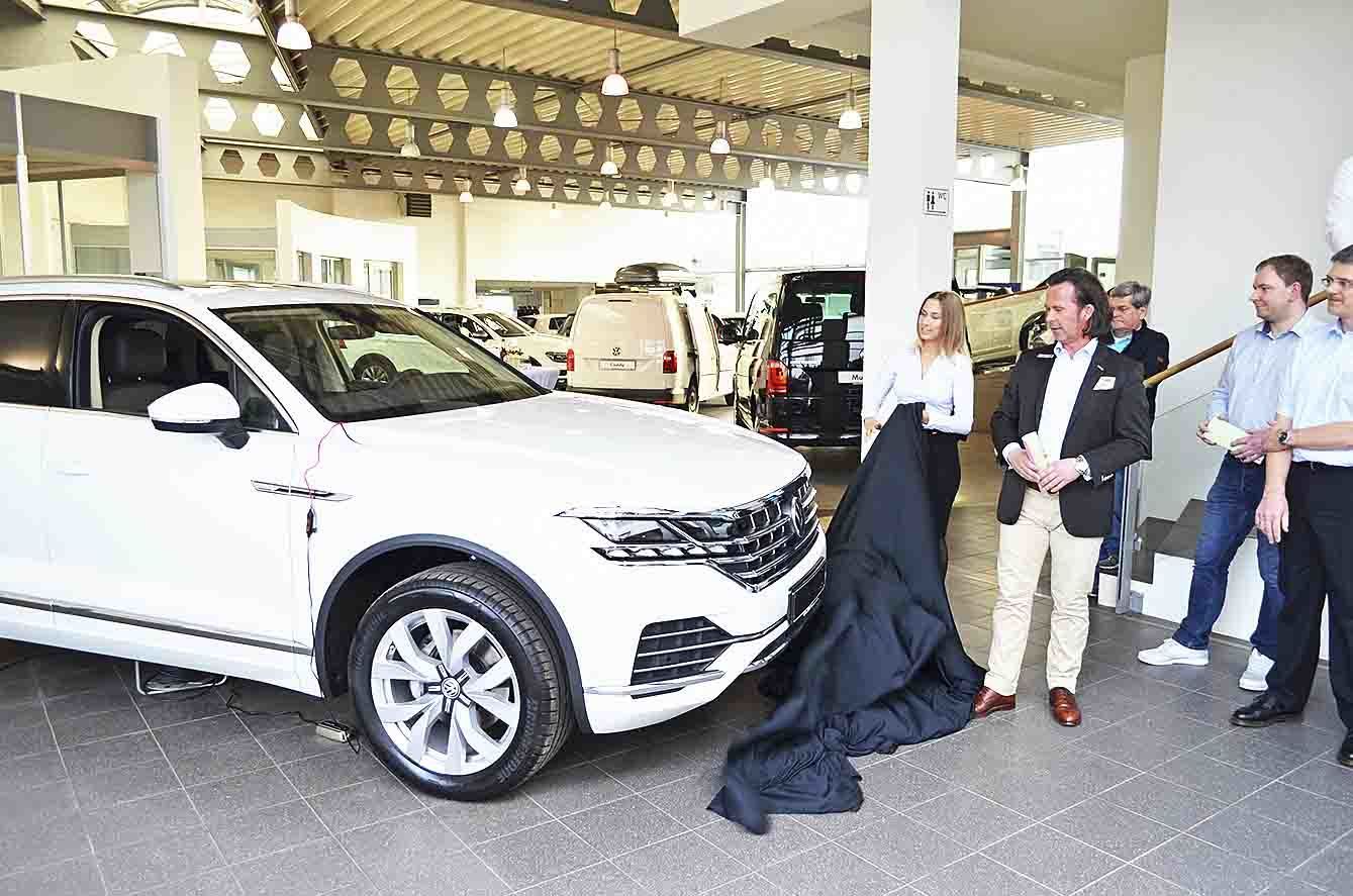 Verkaufsleiter Morten F. Scherbaum stellte den neuen VW Touareg in Buchholz vor