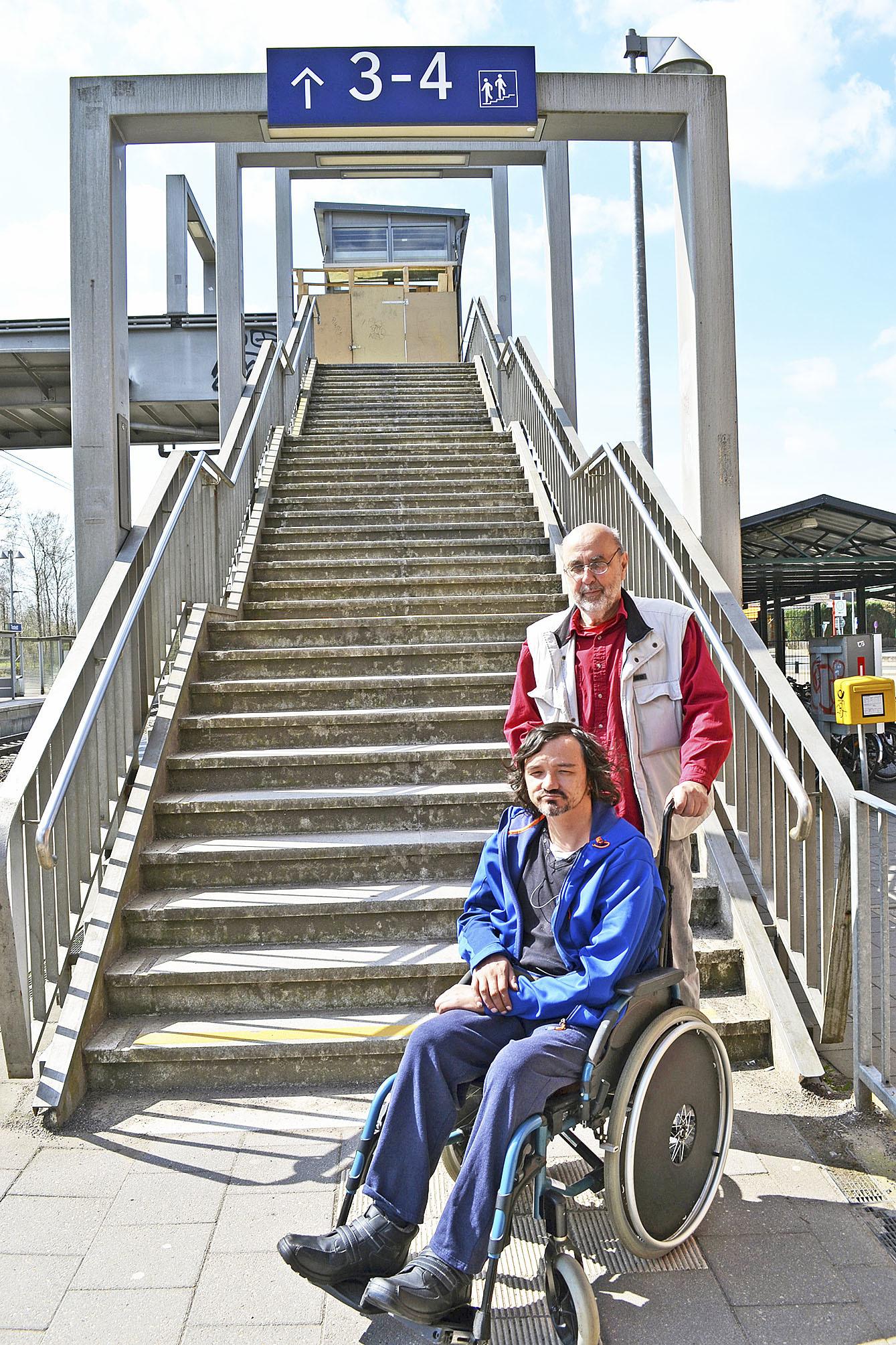 Mirko Gau, hier mit Begleiter Ulrich Liedtke, ist seit sechs Jahren auf den Rollstuhl und bei Bahnfahrten Richtung Hamburg auf die Nutzung des Fahrstuhls angewiesen