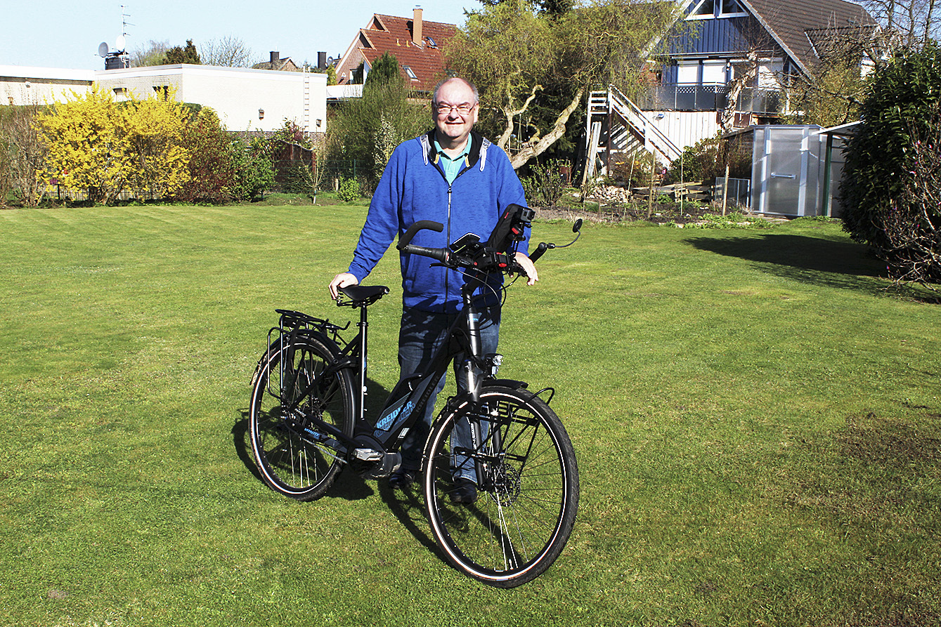Reiner Karrasch mit seinem Fahrrad. Am Lenker hat er u.a. einen Tacho,
ein Navi und eine Kamera Fotos: thl