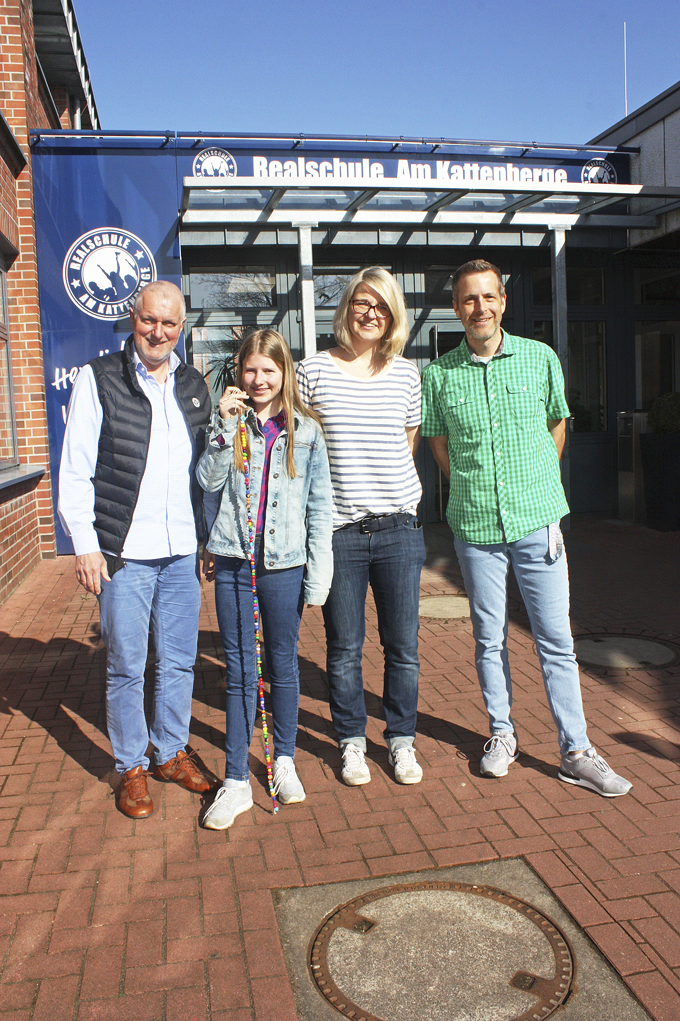 Warben für die "Run 4 Help": (v. li.) Organisator Fritz Harre, Rieke Johannsen mit "Mutmach-Kette", Kirsten Tyman (Sportfachleiterin Realschule am Kattenberge) und Co-Organisator Christoph Reise