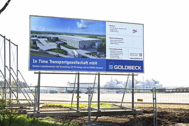 Auf den großen Bauschildern an der B75 sieht man, wie der Logistik-Standort einmal aussehen wird Fotos: kb
