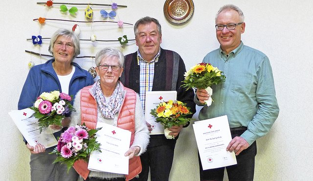 Auch sie wurden ausgezeichnet (v. li.): Karin Koch, Gitta Behr, Hermann Behr und Michael Gödecke | Foto: DRK/Müller-Petersen