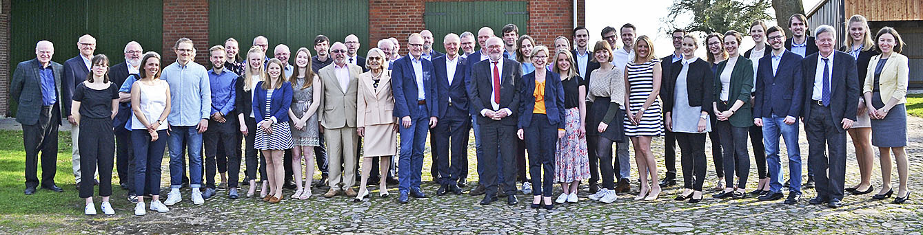 Die erfolgreichen, angehenden Stadtplaner mit Mitgliedern des Stiftungsrates und Ehrengästen Fotos: bim