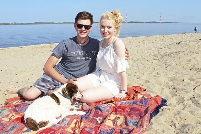 Stella Wiebusch aus Fredenbeck und Jan Niklas Hühnke aus Ohrensen tankten mit Jack-Russell-Terrier Paul Sonne an der Elbe | Foto: lt
