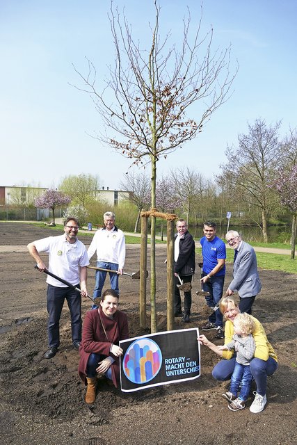 Einen Baum für Neu Wulmstorf pflanzten Markus Tappert (v. li), John Seebohm, Klaus-Martin Peters, Andreas Hebrank, Bürgermeister Wolf-Egbert Rosenzweig, Antje Kleitke und Tania Segebarth ein