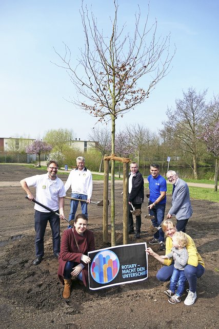 Einen Baum für Neu Wulmstorf pflanzten Markus Tappert (v. li), John Seebohm, Klaus-Martin Peters, Andreas Hebrank, Bürgermeister Wolf-Egbert Rosenzweig, Antje Kleitke und Tania Segebarth ein | Foto: privat