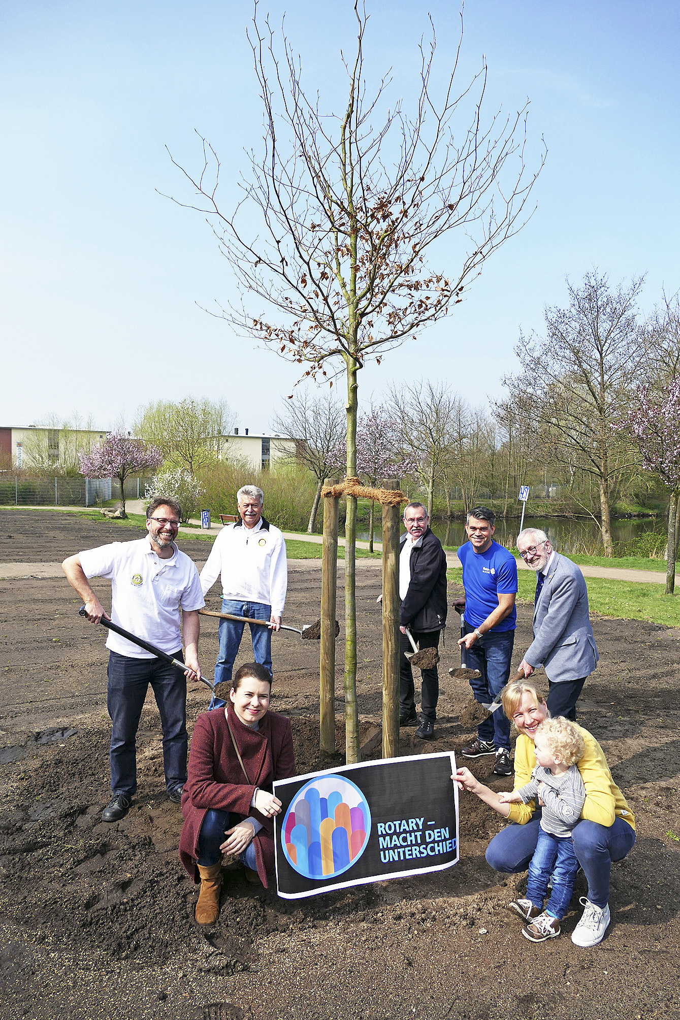 Einen Baum für Neu Wulmstorf pflanzten Markus Tappert (v. li), John Seebohm, Klaus-Martin Peters, Andreas Hebrank, Bürgermeister Wolf-Egbert Rosenzweig, Antje Kleitke und Tania Segebarth ein