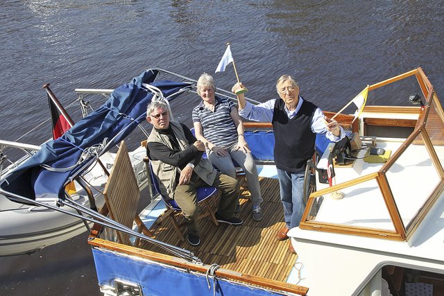 Saison-Auftakt am Stader Stadthafen: die Freizeitskippper Uwe und Renate Heldewig aus Hamburg mit Hafenmeister Olf von Kroge (re.) auf dem Sonnendeck der Yacht "Walküre"    Fotos: tp/lt/ig