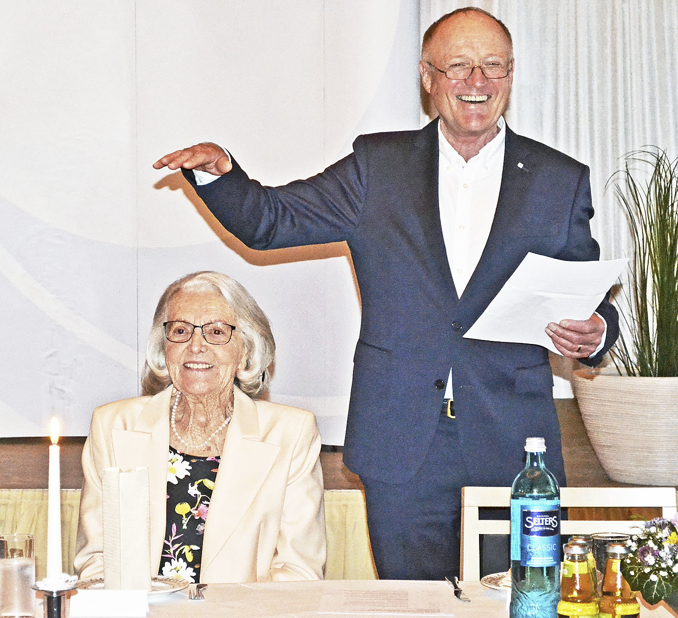 Hanjürgen Grabner vom Stiftungsrat bei der Vorstellung von Stiftungsvorstand Irene Vorwerk