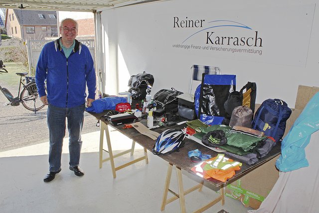 Karrasch mit einem Teil seiner Ausrüstung
