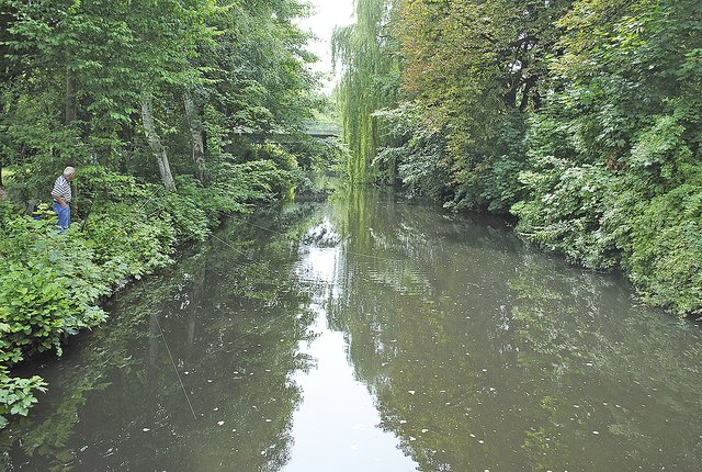 Idylle an der Este. Bei Hochwasser kann der Fluss das Stadtgebiet bedrohen   Foto: tk