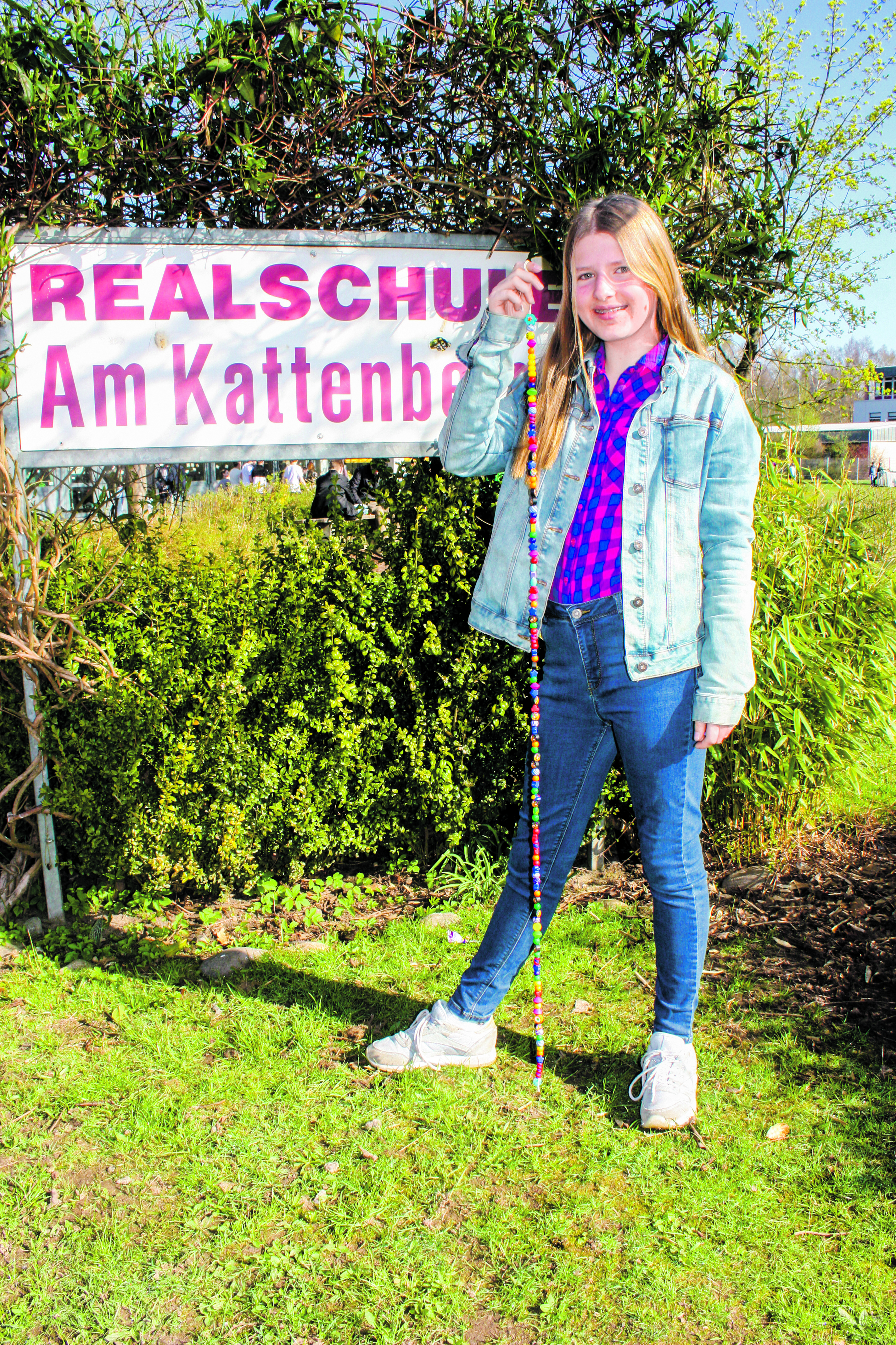 Rieke Johannsen mit ihrer "Mutmach-Kette": Jede der 116 Perlen steht für eine Situation, in der die 14-Jährige stark sein musste