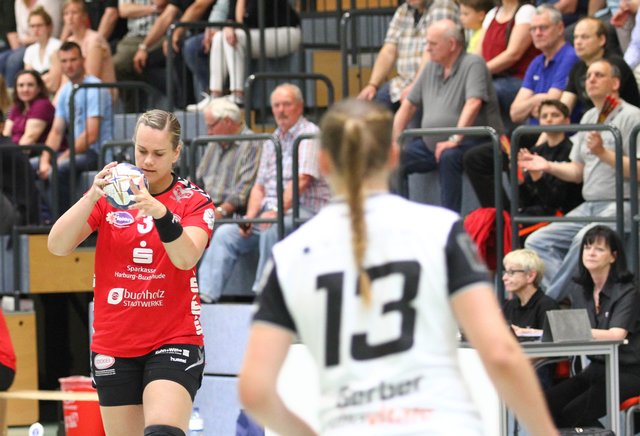 "Luchse"-Haupttorschützin Johanna Heldmann (li., im Ballbesitz) mit acht Toren