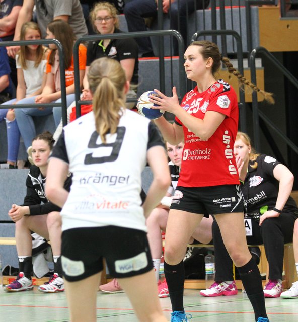 Paula Prior (re.) behauptet den Ball gegen Ivonne Krängel