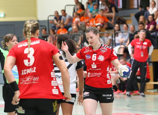 Laura Schultze (re.) im Ballbesitz
