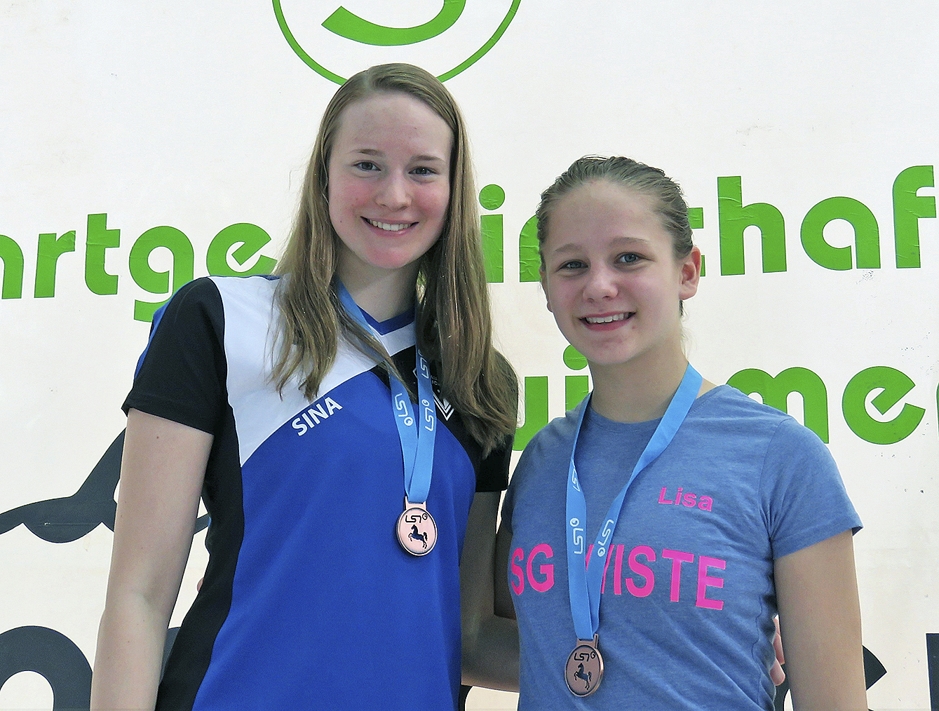 Auf dem Podest (v.l.): Sina Bertram (BW Buchholz) und Lisa Kraus (SG Wiste)