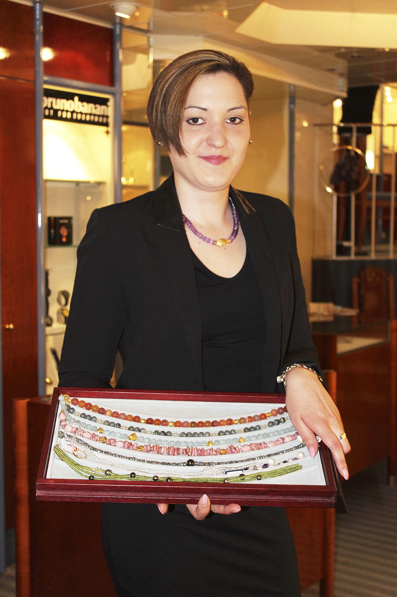 Nicole Schiffmann präsentiert eine Auswahl der Edelsteinketten von Juwelier Brunckhorst Foto: wd
