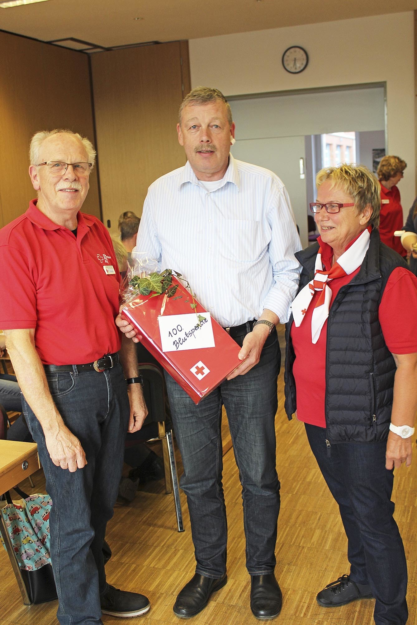 Vorsitzende Gerda Grade und ihr Stellvertreter Peter Dudde bedanken sich bei Peter Bösch (Mitte)