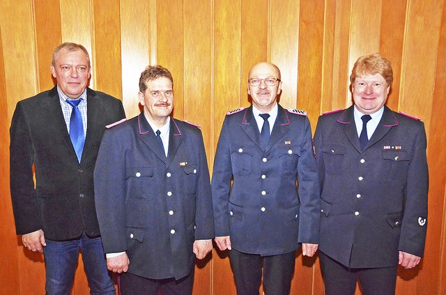 Gratulation zur Wahl: Vize-Ortsbrandmeister Wolfgang Pinno (2. v. re.) mit (v. li.) Hermann Pott, Andreas Rosenberger und Jörn Petersen