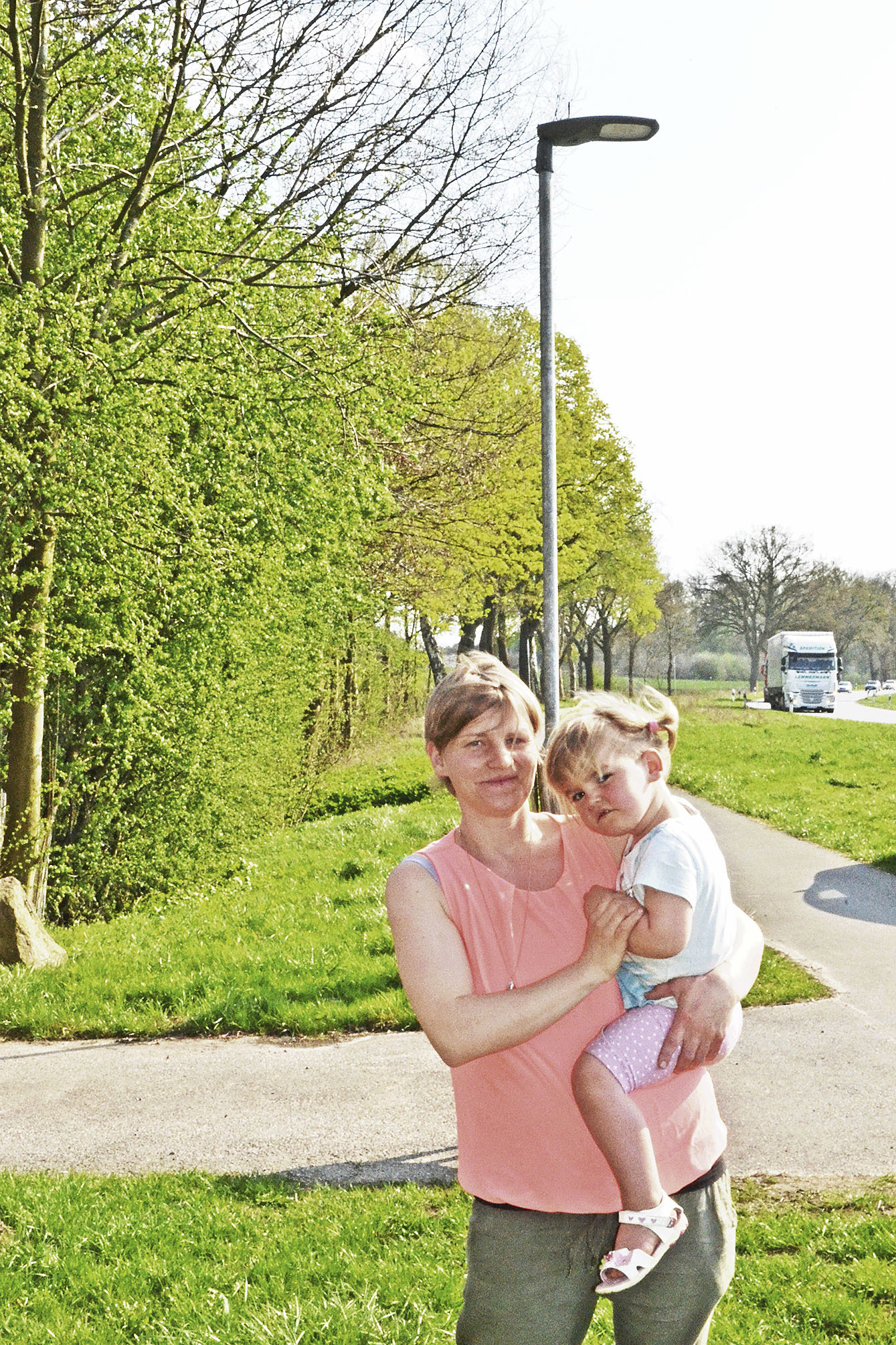 Daniela Meyer mit Tochter Paula (2) hofft, dass die Laterne an der vielbefahrenen B3 bald auch leuchtet