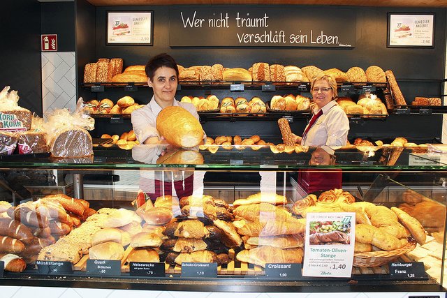 Frisch aus der Backstube: Das Brot, das Birgit Szillat zeigt, 
wurde wie die anderen Backwaren auch in guter Handwerksarbeit hergestellt