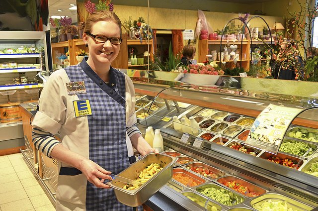 Sandra Dräger befüllt die Behälter in der Snack-Bar mit aromatischen Delikatessen