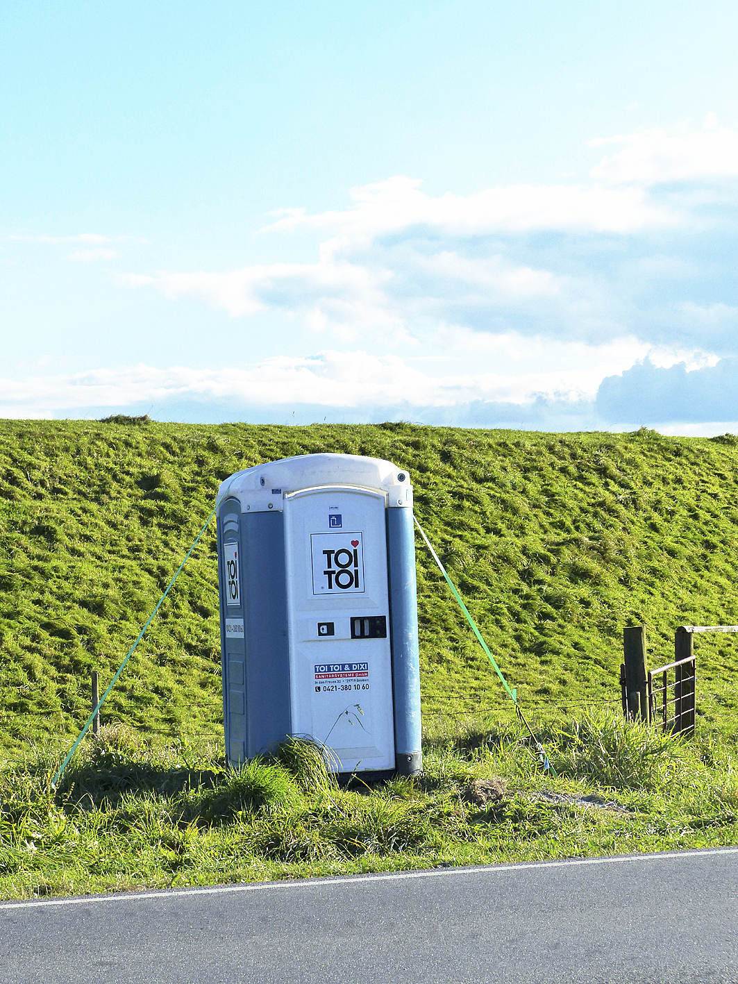 Am Horneburger Bahnhof soll eine mobile Toilette künftig das "Kot-Problem" auf einem Pendler-Parkplatz lösen