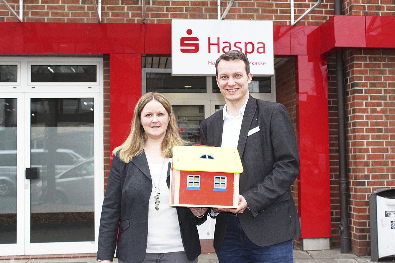 Haspa-Baufinanzierungsexpertin Annabell Sieler und
Haspa-Filialleiter Robert Timmann beraten gerne, ob und wie ein Immobilienkauf möglich ist