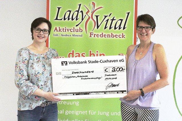 Andrea Ahrend (re.) überreicht die Spende an Christine Thom-Forde