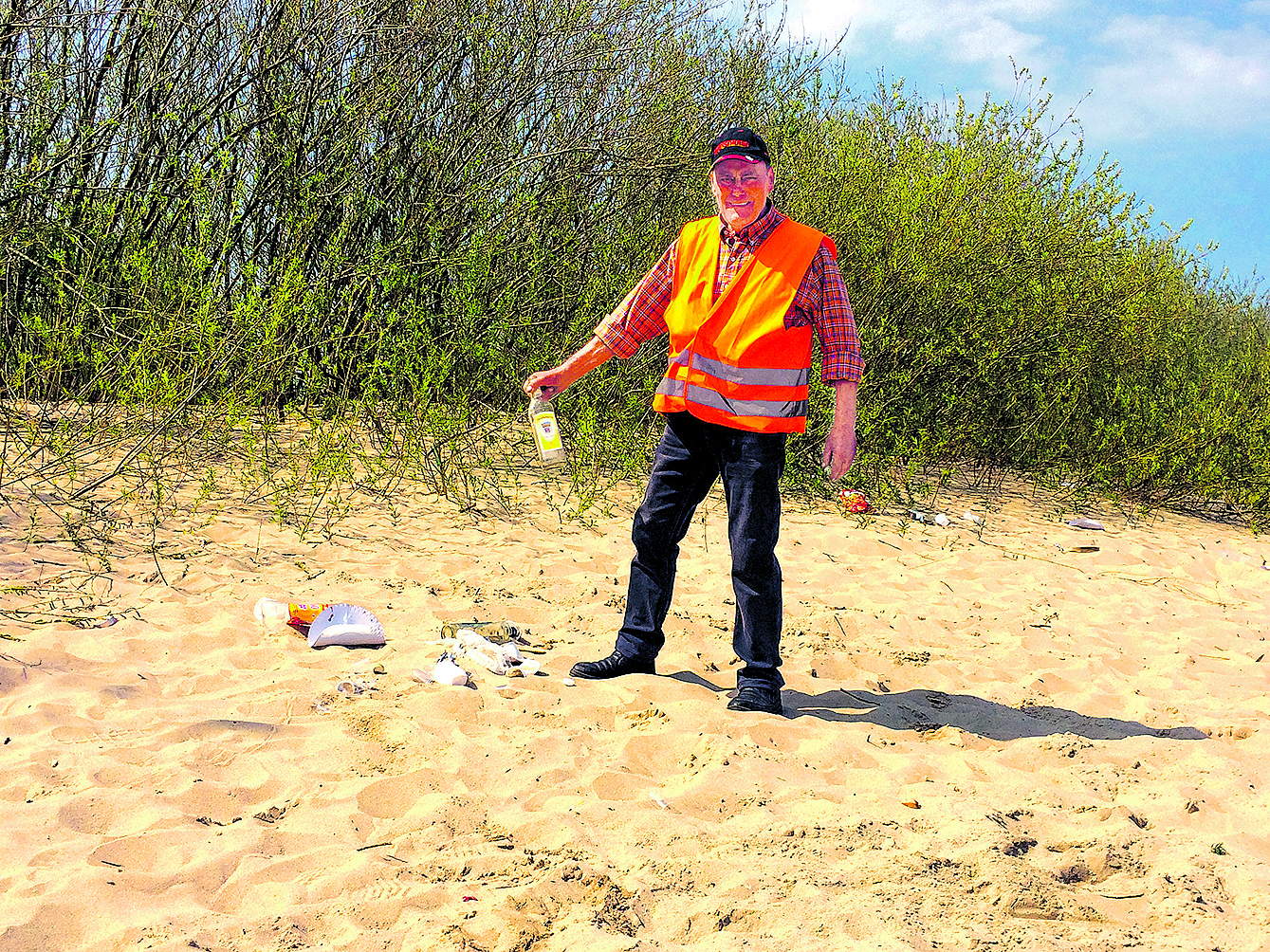 Der Strandwärter ärgert sich die Jugendlichen, die rücksichtslos ihren Müll am Strand zurückgelassen haben