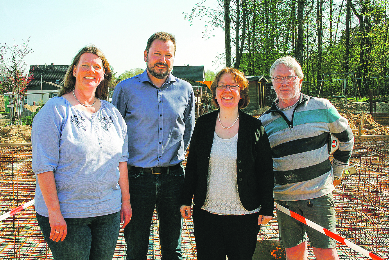 Bei der Grundsteinlegung (v. li.): Spielkreis-Leiterin Agnes Ehlert-Kröger, Architekt Matthias
Moehrke, Pastorin Ulrike Seebo und Polier Gerd Windt von der Baufirma Teetz Fotos: kb