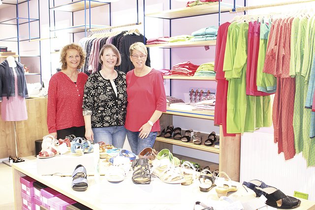 Beraten die Kunden in Mode-Fragen (v. li.): Jasmin Heinrichs, Marlis Clasen und Britta von Appen