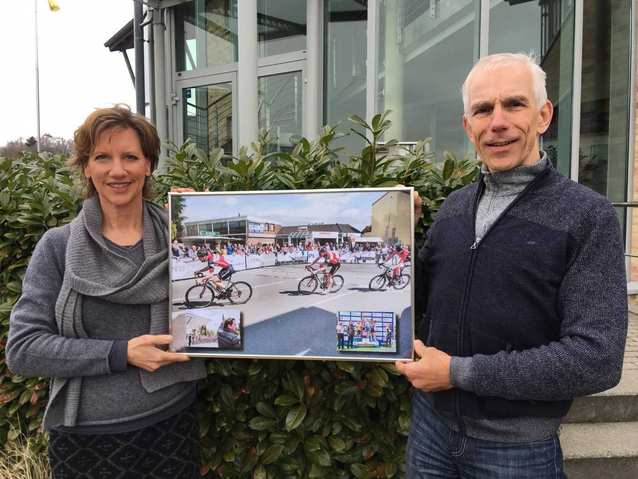 Uwe Varenkamp übergab Bilder an Tari Van Noy (terra Real Estate) ...