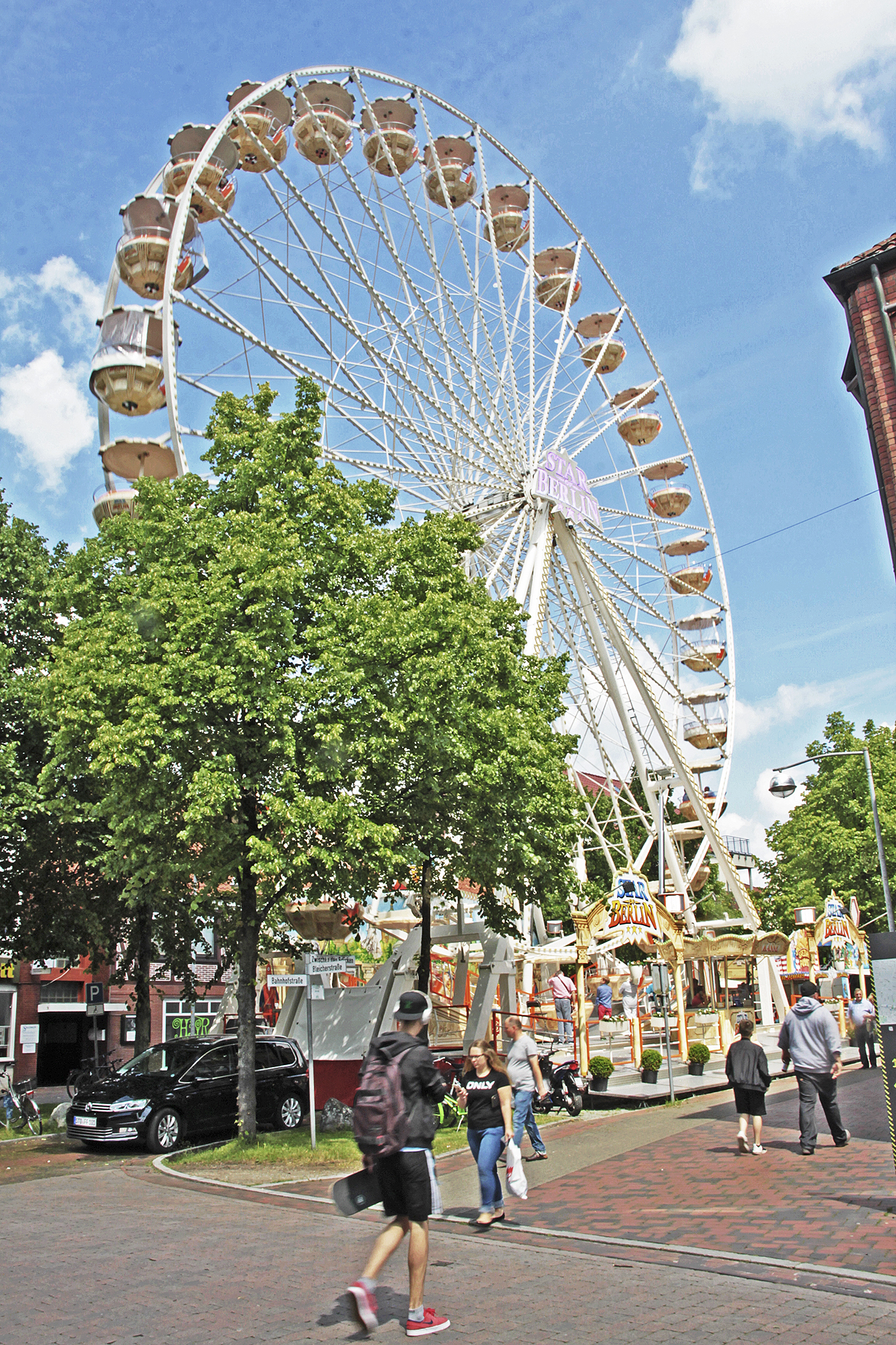 Das Riesenrad ist beim Stadtfest wieder eine der Attraktionen in der Altstadt Foto: archiv