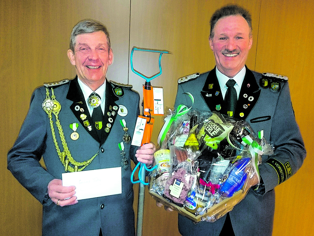 Dank fürs Engagement: Gerhard Tödter (li.) bei der
Präsentübergabe mit Heinrich Wörmer