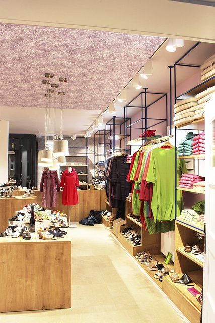 Das "Förster's Hus" führt Mode und Schuhe aus nachhaltiger Produktion in vielen Farb- und Formvarianten - unter anderem Tücher, Taschen und Gürtel