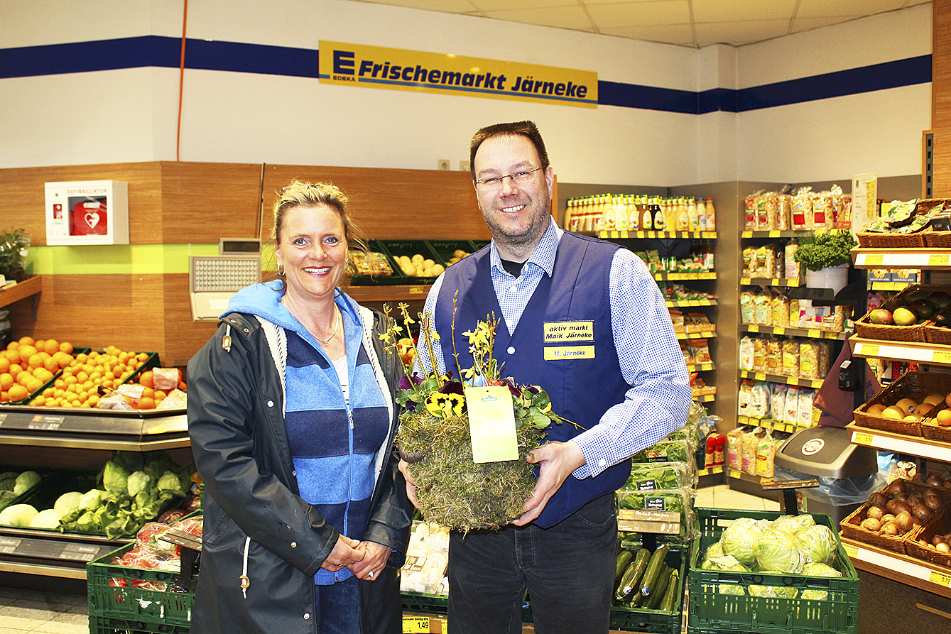 Mit bunten Frühlingsblumen bedankte sich Gabriele Staatz-Duckert, Vorsitzende des Ortsvereins Vahrendorf, jüngst bei Maik Järneke, Inhaber des Edeka Frischemarktes Järnecke in Vahrendorf für die Unsterstützung der Pflanzaktion