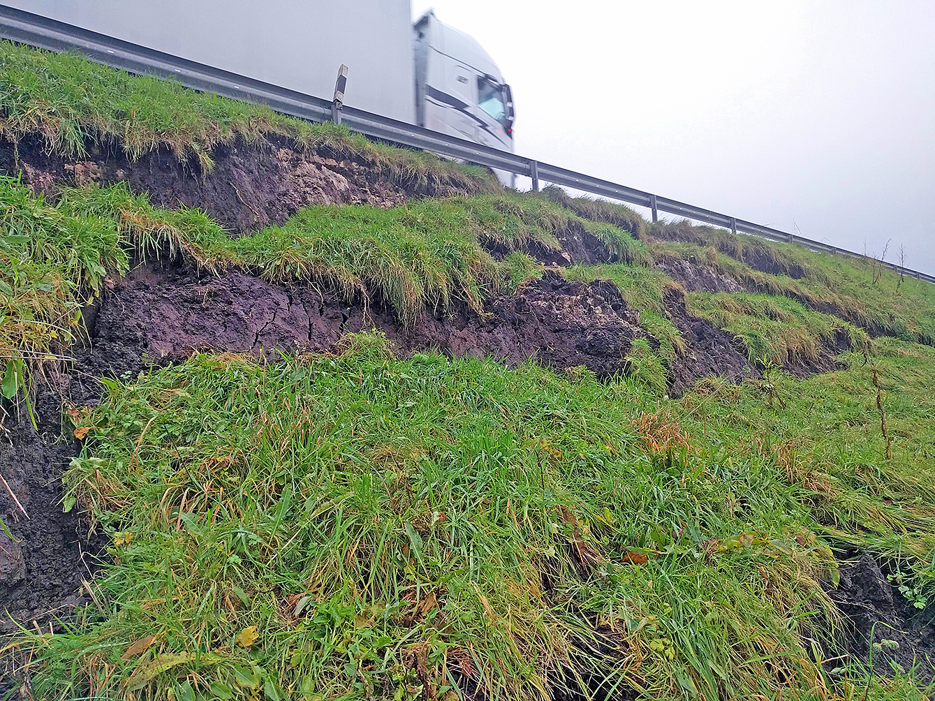 Der abgerutschte Hang an der Apenser
Umgehungsstraße soll in den kommenden Wochen
wieder in Ordnung gebracht werden Foto: jd
