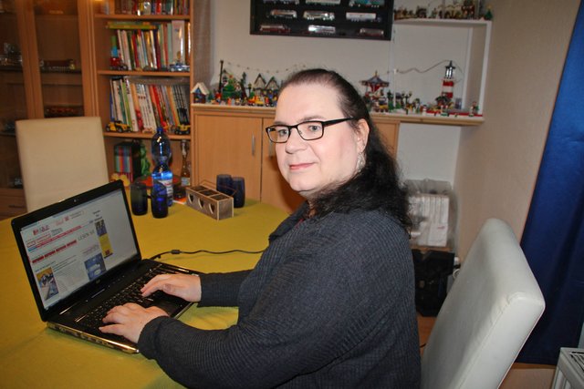 Leoni am Laptop: Sie sucht einen Umschulungsplatz in der IT-Branche