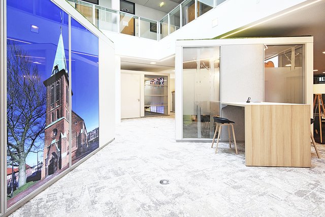 Die Regionalität wird durch große Fotowände mit Abbildungen von Bauwerken aus Buchholz dargestellt | Foto: Ayla Zuchold