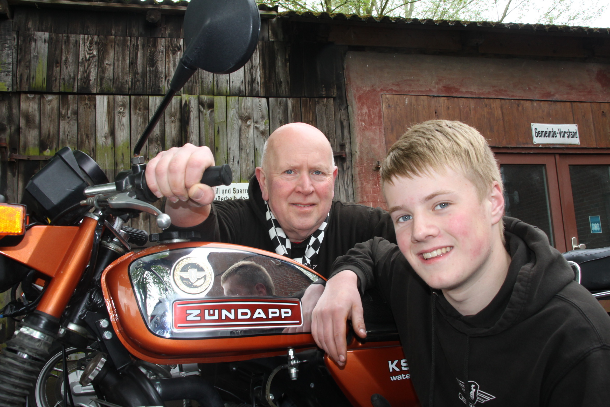 Schrauber-Enthusiasten: Frank und Jan Drewes (re.) mit einer alten Zündapp vor ihrer Hobby-Werkstatt
